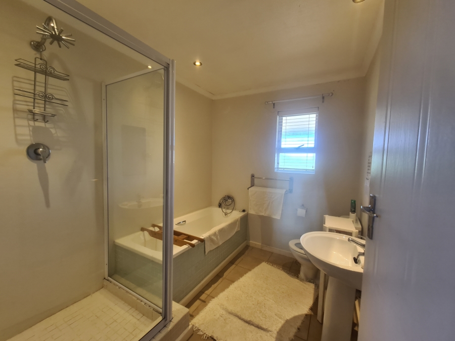 To Let 4 Bedroom Property for Rent in Vleesbaai Western Cape